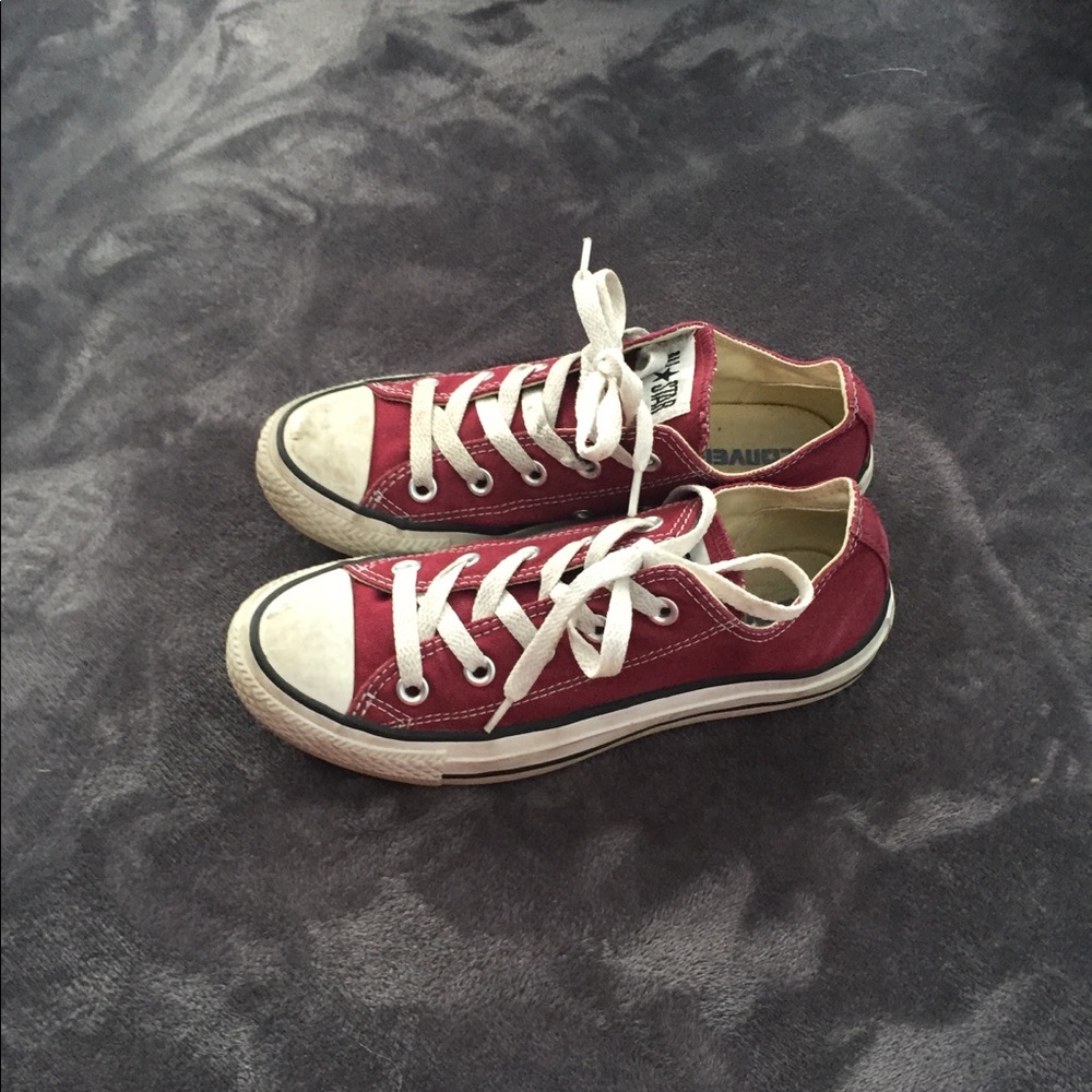Maroon converse women’s 6